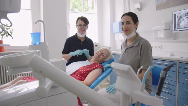 牙医和助手的肖像与病人视频素材