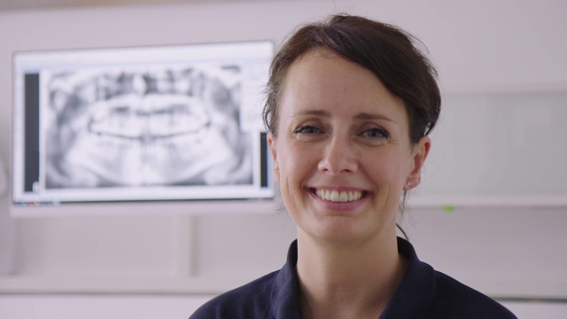 美丽的女牙医在诊所的肖像视频素材