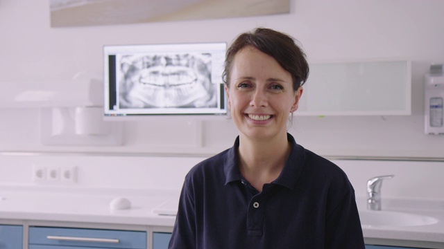微笑美丽的女牙医在医疗诊所视频素材