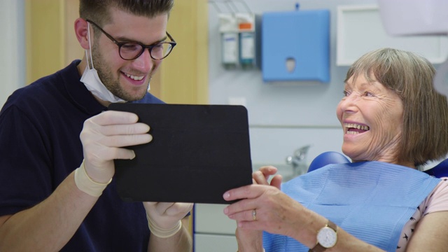 牙医与老病人讨论药片视频素材