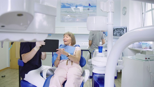 女人和牙医在平板电脑上讨论视频素材