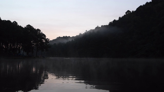 早上的水面在庞翁一个大水库在山顶上，一个热门的旅游目的地Mae Hong Son。视频素材
