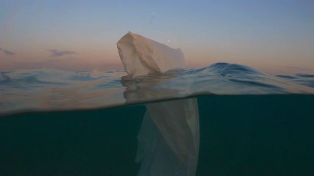 塑料袋像冰山一样漂浮在海面上的诗意景象。视频素材