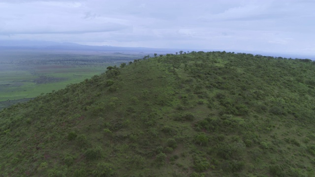 东非坦桑尼亚乞力马扎罗山周围的山丘视频下载