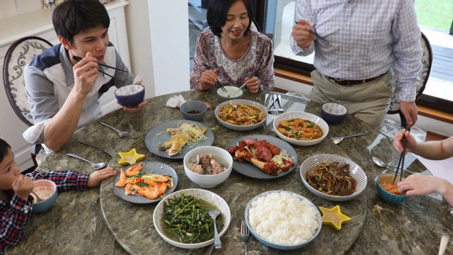 三代亚洲家庭的服务和在家吃午餐视频下载