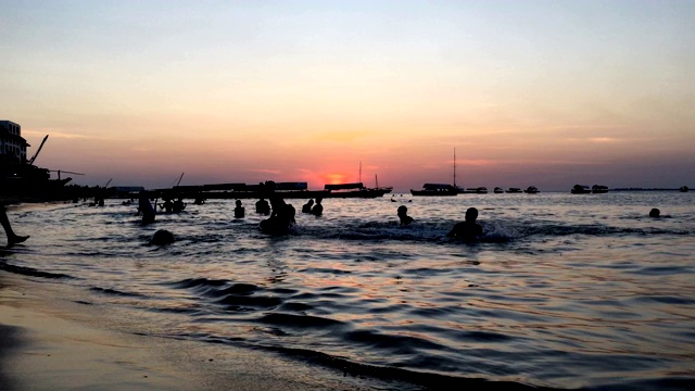日落时分的石城海滩活动视频下载