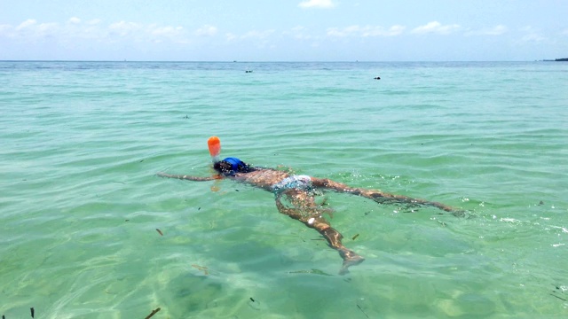 小女孩在暑假浮潜和探索海洋视频素材