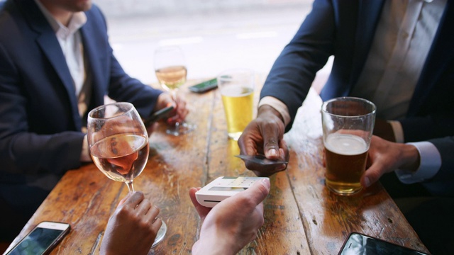 闭合的商人支付Round Of Drinks在酒吧下班后使用非接触卡视频下载