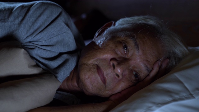 一个沮丧的老人躺在床上无法入睡视频下载