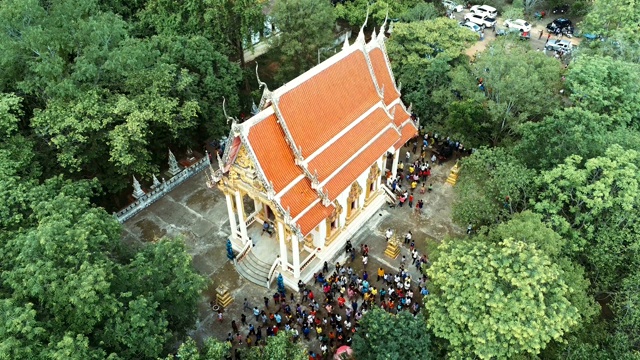 鸟瞰传统乡村泰国的佛寺。视频下载