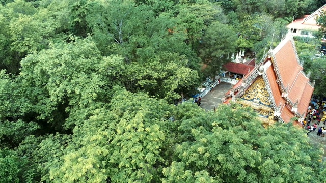 鸟瞰传统乡村泰国的佛寺。视频下载