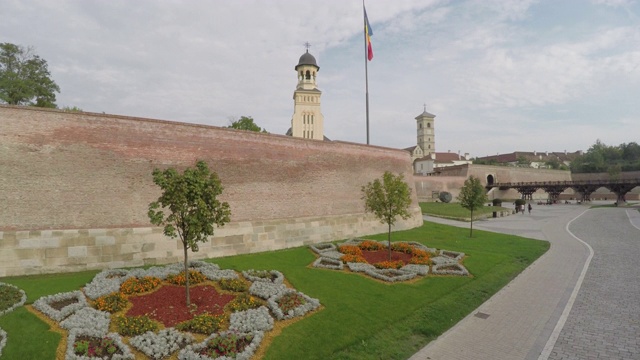 阿尔巴尤利亚城堡墙壁的鸟瞰图视频下载