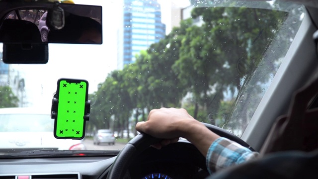 车里的绿屏手机应用视频素材