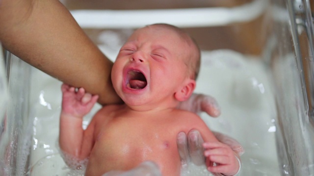 婴儿新生儿洗澡时哭闹视频素材