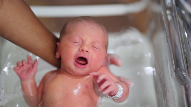 新生儿第一次在医院洗澡视频素材