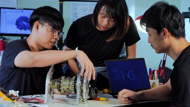 工程类学生在实验室工作，一名学生正在实验室中调整3D打印机的组件。他们用CAD程序设计新零件。教育、技术、团队、科学、人本理念。教育的主题。正在工作的年轻企业家视频素材