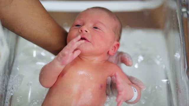 刚出生的婴儿正在洗澡视频素材