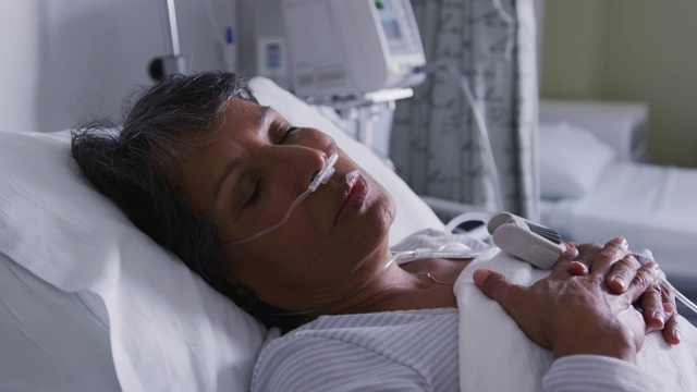 躺在医院病床上的女人4视频素材