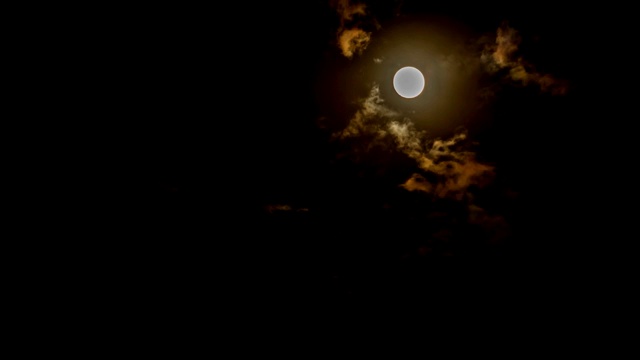 时间流逝的月亮和多云的夜晚视频素材