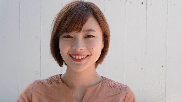 年轻的亚洲妇女微笑的肖像视频素材
