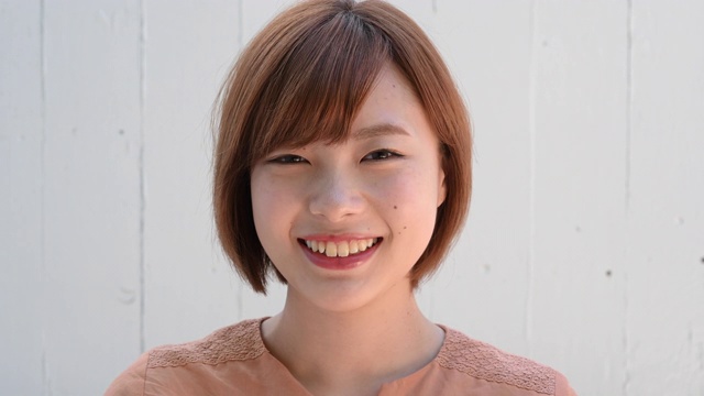 年轻的日本女子微笑的大头照视频素材
