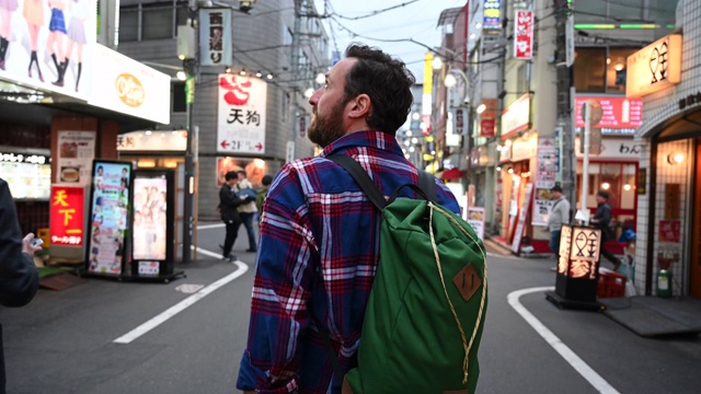 游客使用应用程序在东京的街道上行走视频素材