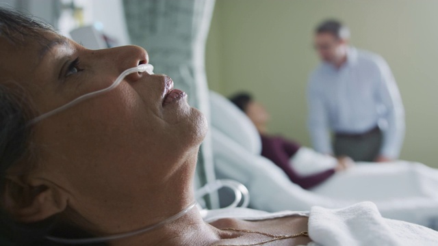 一位中年妇女躺在医院的床上视频素材