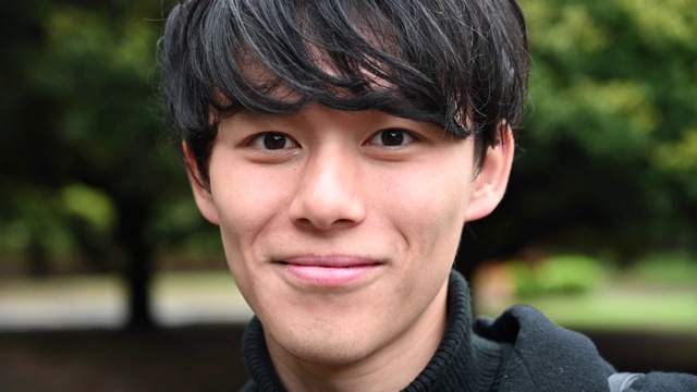 一个微笑的年轻日本男人的肖像视频素材