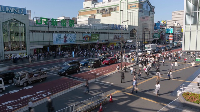 4K时光流逝:日本东京新宿地区交通拥挤。倾斜了拍摄视频素材