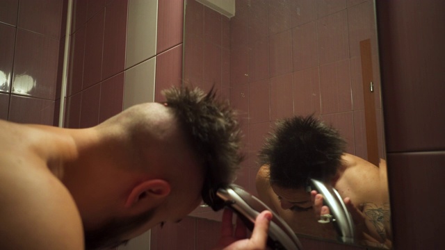 有胡子的成年男子在浴室里剪头发视频素材