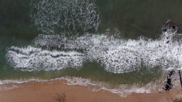 放大到海滩防波堤的波浪视频下载