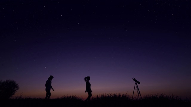 观察夜空的年轻人视频素材