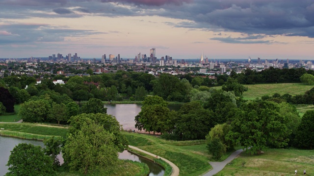 汉普斯特西斯池塘与伦敦在远方-空中视频素材