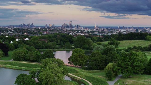 无人机拍摄汉普斯特德西斯与伦敦城市景观视频素材