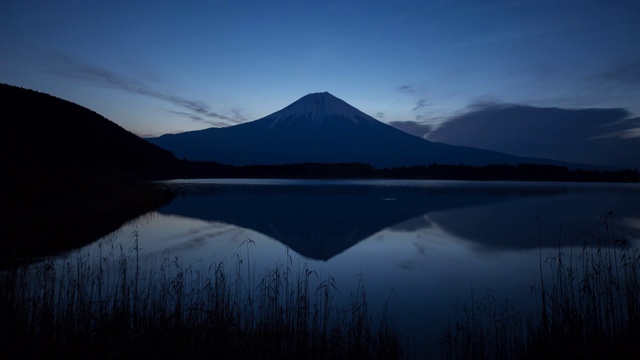 日出的镜像山在湖中视频下载