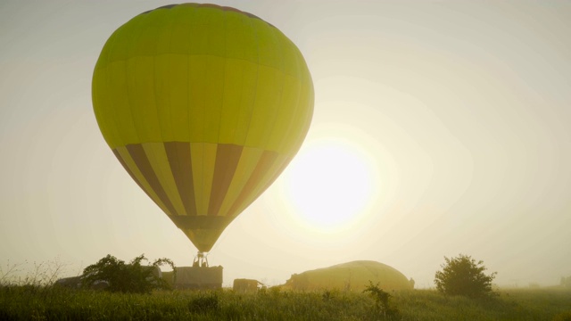 在晴朗的蓝天中，在晨光的映衬下，乘着气球飞翔。明亮的光。后摄像头4 k视频素材