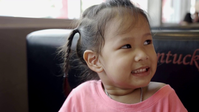 亚洲女婴微笑视频素材