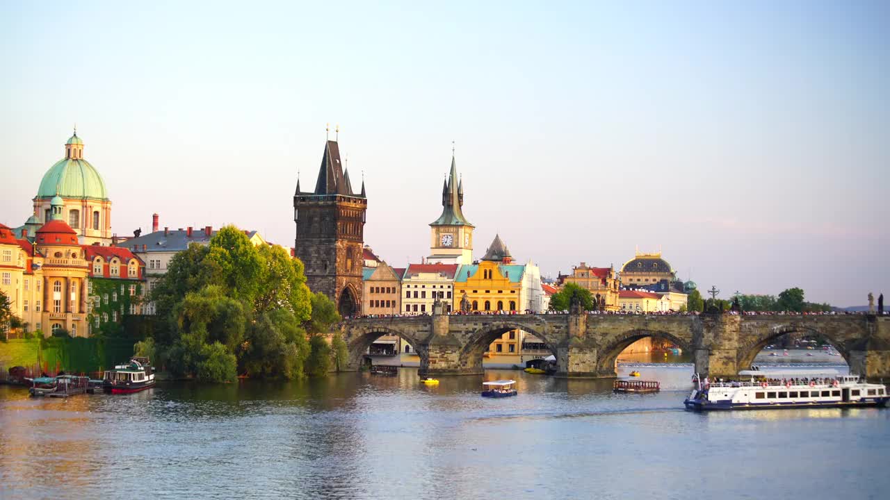 著名的标志性图像查尔斯桥和布拉格城市天际线视频素材