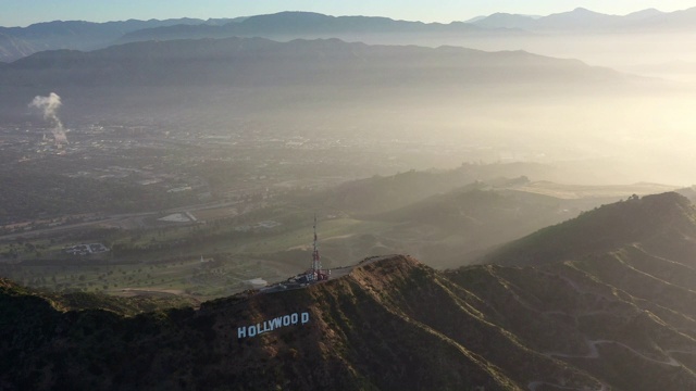 高海拔航拍:好莱坞标志和日落时的圣塔莫尼卡山脉-好莱坞，加利福尼亚视频下载