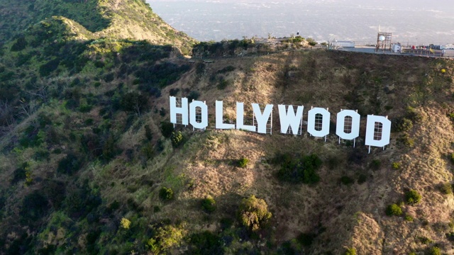 空中飞人:阳光灿烂的好莱坞标志-好莱坞，加利福尼亚视频下载