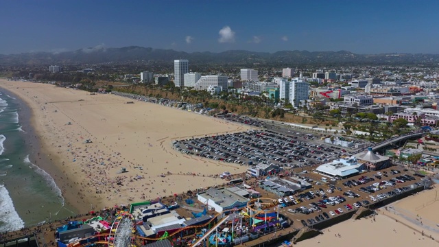 航拍:阳光明媚的圣塔莫尼卡码头旁拥挤的停车场和海滩——加州圣塔莫尼卡视频素材