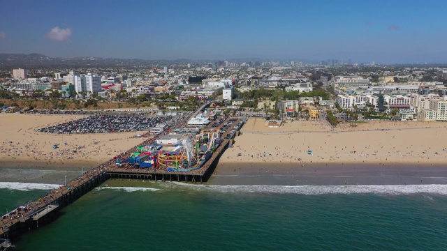 上图:阳光明媚的圣塔莫尼卡码头和海滩上成群的游客——加州圣塔莫尼卡视频素材
