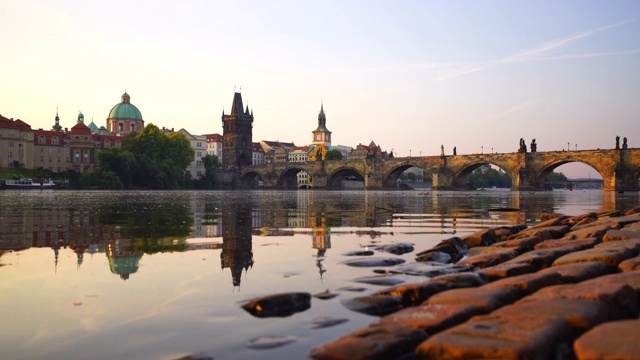 查尔斯桥和布拉格城市天际线的著名标志性图像视频素材