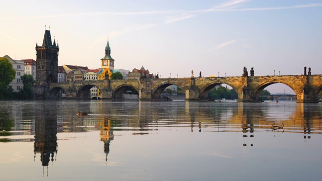查尔斯桥和布拉格城市天际线的著名标志性图像视频素材