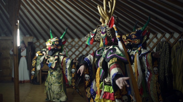 蒙古国北部的蒙古国，人们戴着传统的藏传佛教面具视频下载