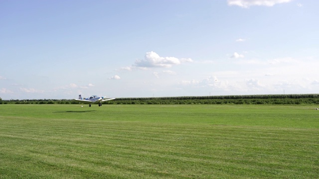 小型飞机在私人机场起飞视频素材
