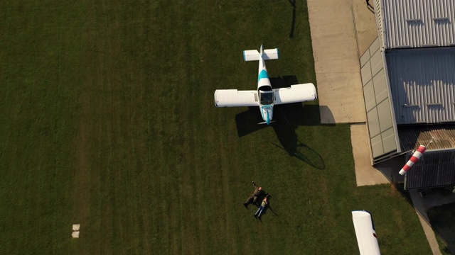飞行训练班结束后在草地上休息视频下载