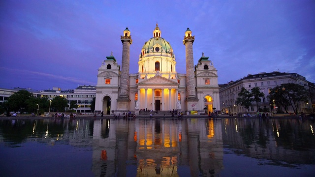 日落时维也纳的圣查尔斯教堂视频下载