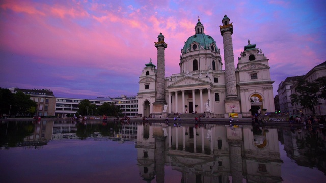 日落时维也纳的圣查尔斯教堂视频下载