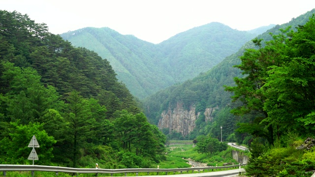 韩国江原道正城县，梭溪河上的神奇岩壁视频下载